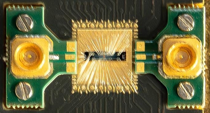 Closeup showing the simplified connection architecture of the eight-silicon-MOS spin-qubit array