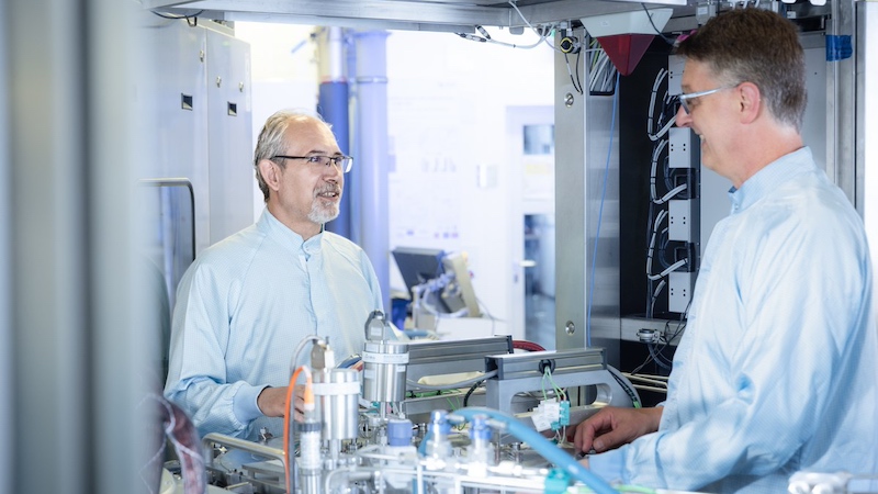 Dr. Dan Buca (left) and Andreas Tiedemann (right) at the CVD system