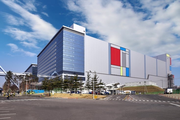 Beginning production in 2020, this is the site of V1, Samsung’s first semiconductor production line dedicated to the EUV lithography technology and produces chips using 7 nm process nodes and below.
