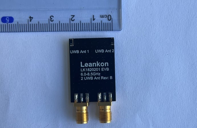 Two Leankon UWB antennas to demonstrate decoupling.
