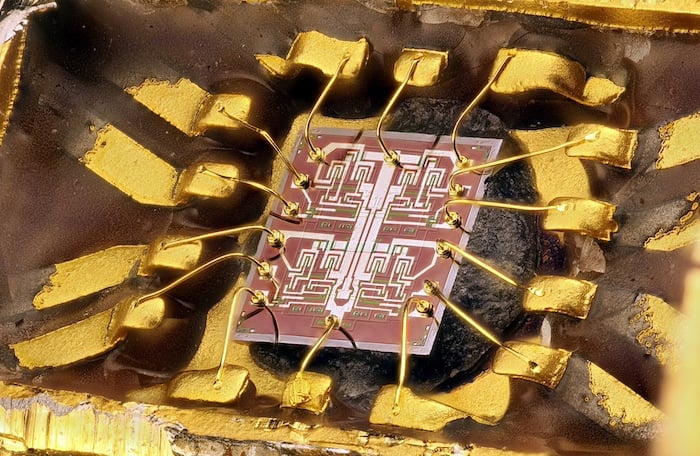 TI's SN7400 die in the original flat package