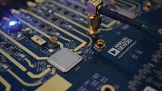 Power-Up Phase Determinism Using Multichip Synchronization Features in Integrated Wideband DACs and ADCs