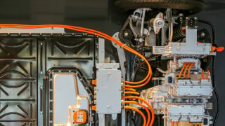 Maximizing Power Density in Automotive DC/DC Converters: Advanced Current Sensors and Isolated Gate Driver Solutions